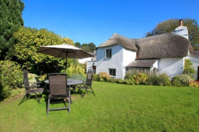 Perrymans, Quaint Thatched Modern Cottage with large garden and dog friendly